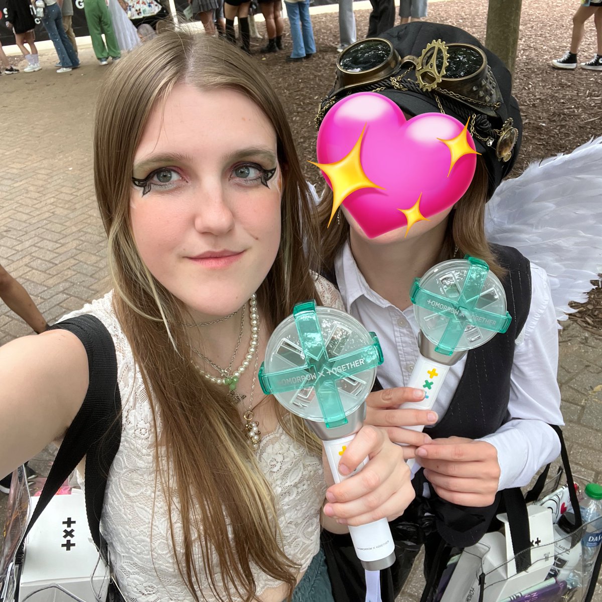 bluehourflower's tweet photo. before txt.                         after txt  

(my sister didn’t want her face shown lol) https://t.co/SK9PGbC5Rj