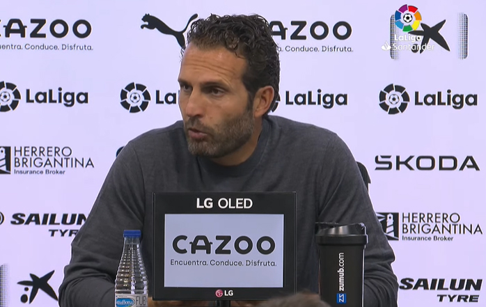 Tucomunio's tweet photo. #Comunio #Futmondo #Biwenger #Fantasy #Mister:
Baraja pide respeto para Mestalla y habla de Jesús Vázquez y Diego López.
https://t.co/H8oixeqJMi

           El técnico del Valencia CF, Rubén Baraja, ha atendido a los medios de comunicación presentes tras el encuentro de es... https://t.co/RZ00ZMZLQA