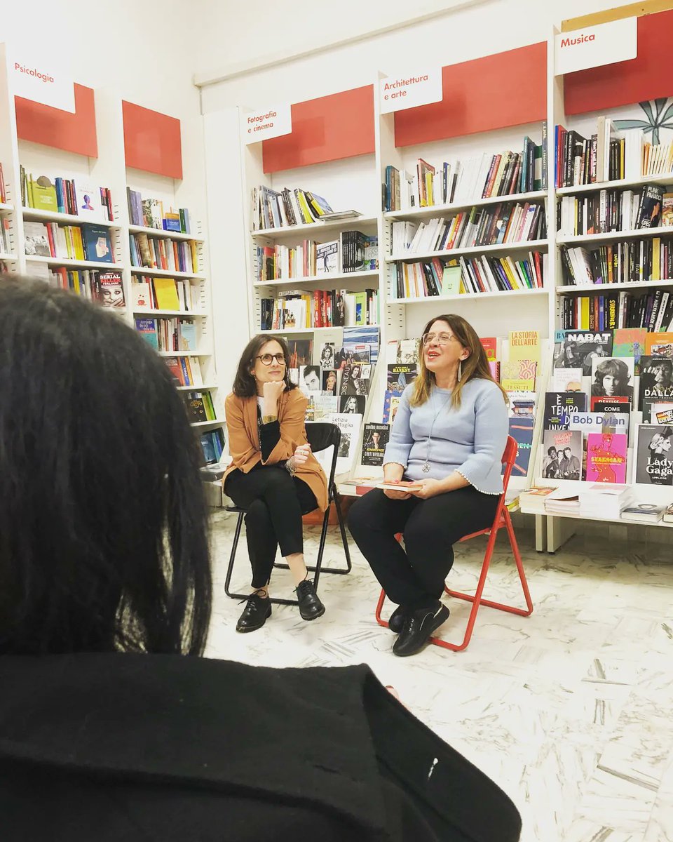 Qualche foto della presentazione di ieri, in cui io, per lo più, guardo Loredana Gaudio  innamorata.

Grazie di cuore a chi è venuto a salutarmi nonostante il clima di dicembre!

❤️