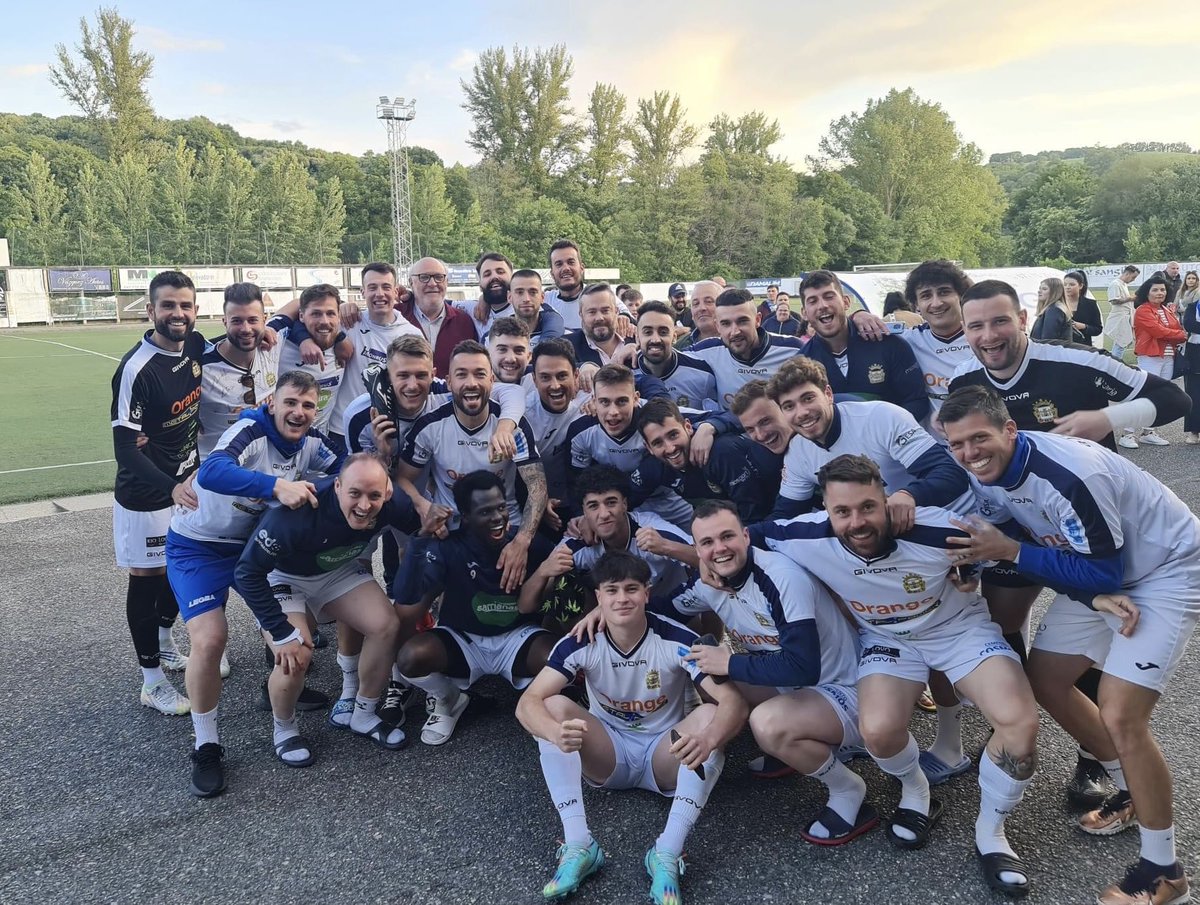 futgal's tweet photo. Xa temos un novo equipo na Terceira Federación, a @SDSarriana que hoxe confirmou o seu ascenso logo de gañar na Ribela diante da súa afección.

Parabéns aos xogadores, técnicos, directivos, afeccionados e colaboradores.

👏👏👏 https://t.co/bTP42QCIq3