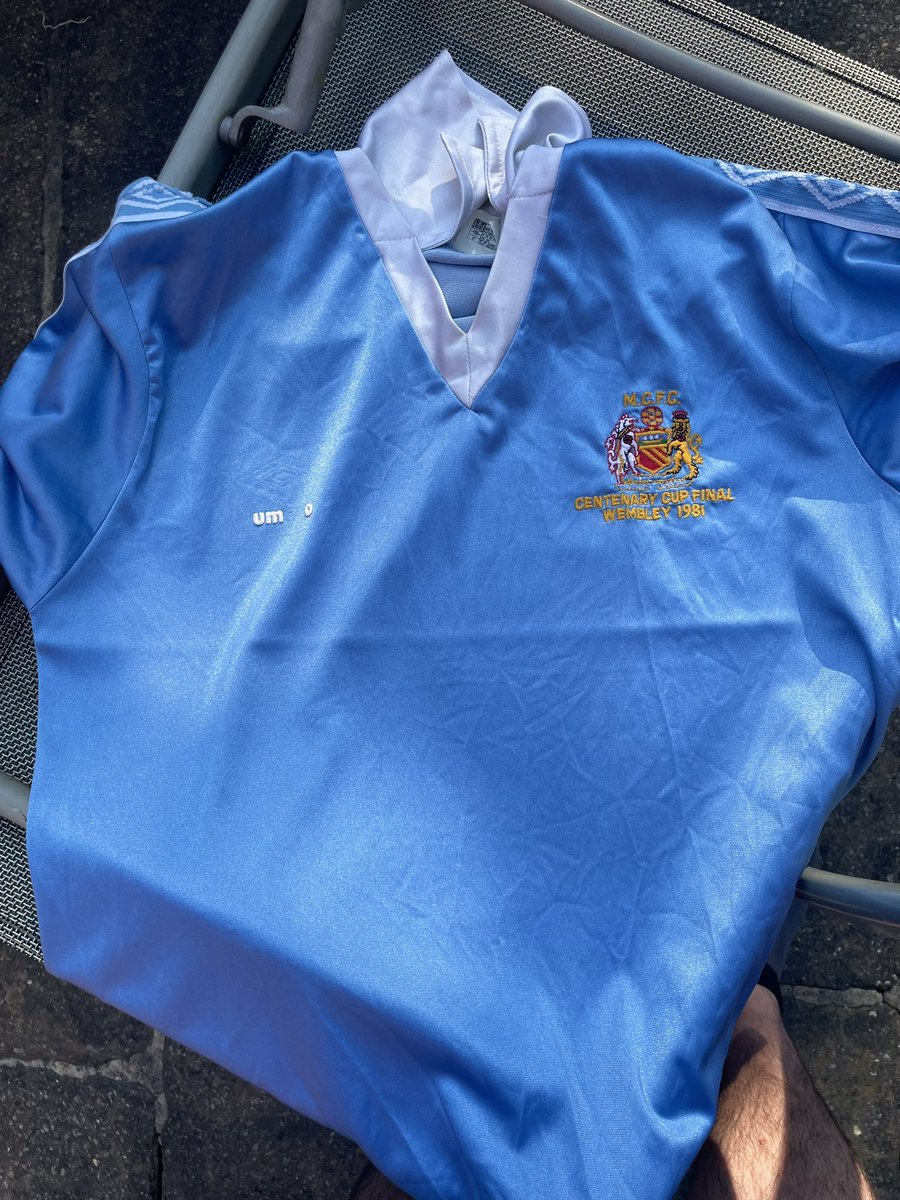 gksean's tweet photo. Also….this is a rare find. Quite worn on Umbro logo, and down the sleeves…but what history @classicshirts @retrokits_ltd @ManCityShirtCo1 @DoubleAFutebol https://t.co/MSHwhy8dY7