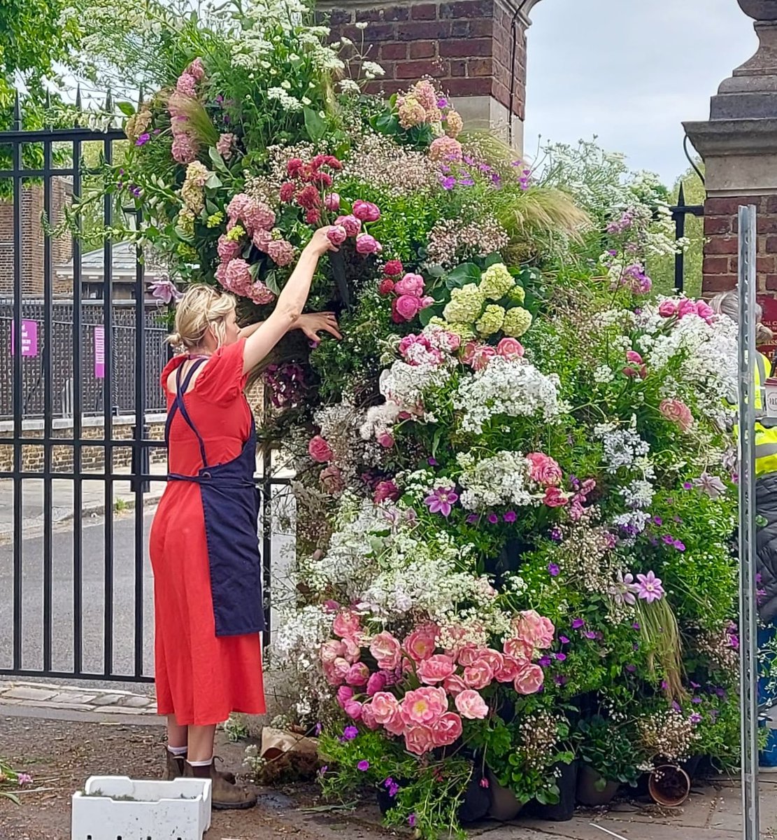 The main entrance to #rhschelsea flower show 2023 getting last minute touch up, and is looking gorgeous! #chelsealondon #flowershow