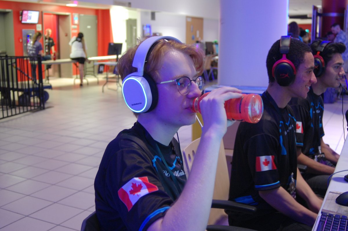 TeamSeaKings's tweet photo. Good performance requires good snacks and energy drinks! 

#esport #sponsor #snack #energydrink #powered #performance https://t.co/XkL1eUxmAl