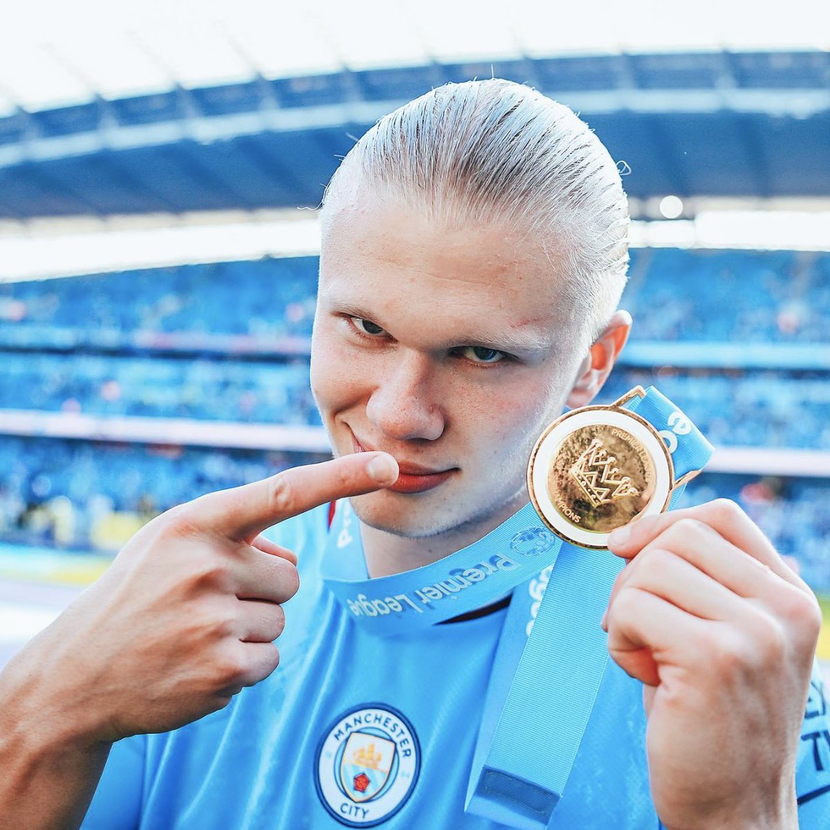 InvictosSomos's tweet photo. Erling Haaland en su primera Premier League:

➤ 36 goles.
➤ 7 asistencias.
➤ 34 partidos.
➤ Campeón.
➤ Bota de Oro.
➤ Récord histórico de goles en una misma temporada.
➤ Marcó 4 hat-tricks.

LO NUNCA ANTES VISTO.