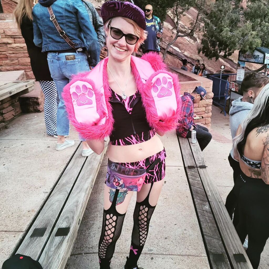 Entirely separate full outfit post cause I'm cute af😌 thanks @303ninja for accompanying me (again😜) &amp; being my "photographer," can't wait for more fun tonight❣️😊💃💖 #Redrocks #redrocksseason #redrocksco #coquetryclothing #spirithood #spirithoods #glitterwolf #pinkglitterw…