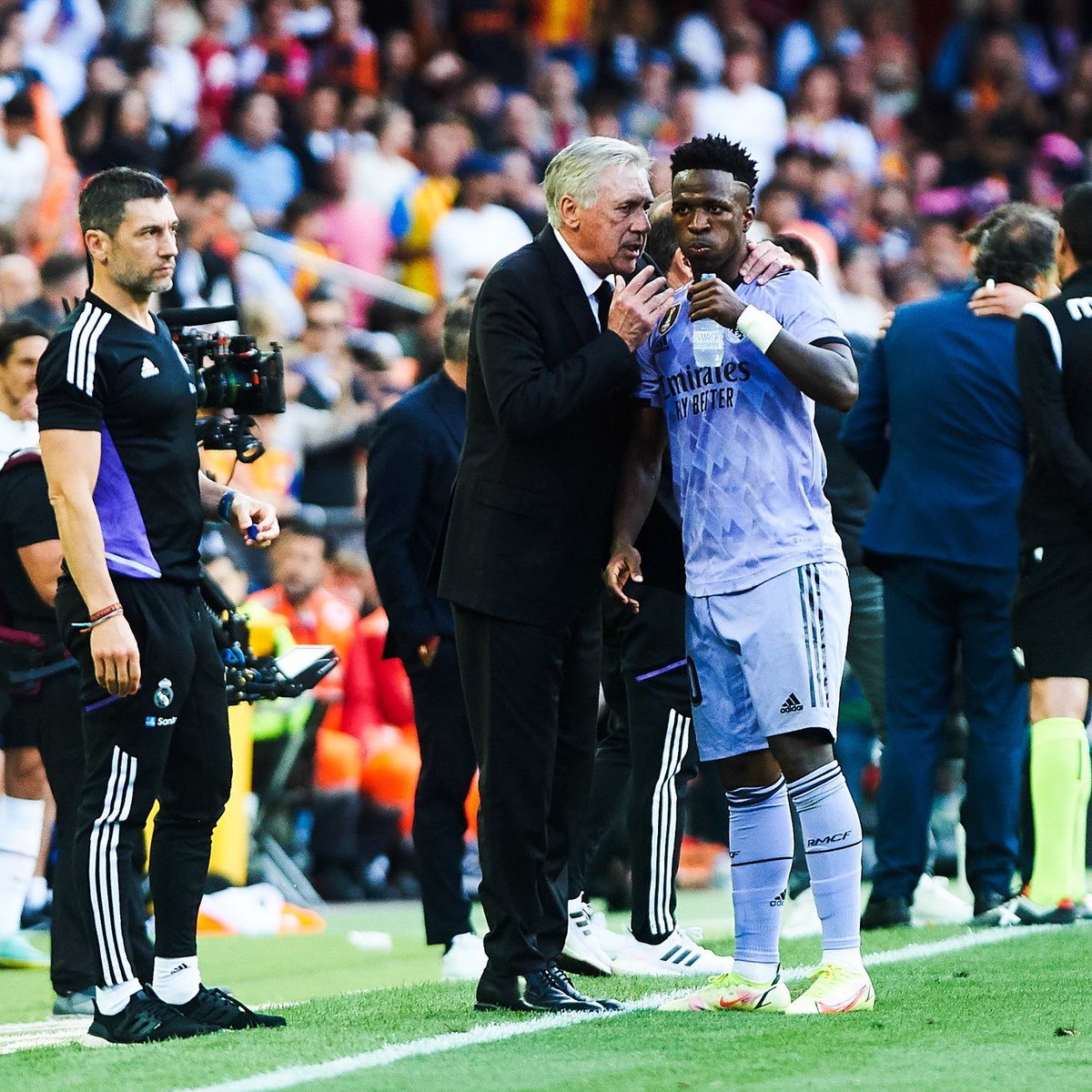 Footballtweet's tweet photo. 🚨🎙️ Carlo Ancelotti: "Vinicius no longer wanted to play and I told him he was right. I told the referee to stop the game. La Liga has a big problem. It was a whole stadium calling him "monkey", not just one person. The game should have stopped immediately.” https://t.co/WCPKU29MLb
