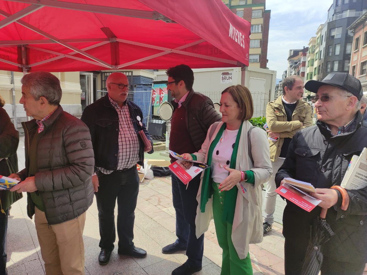 GPSAsturias's tweet photo. La diputada y número 13 por el centro, Ana Glez. Cachero y el consejero y número 7 por esa circunscripción, @QuiqueSmra, han participado hoy en Mieres en un reparto electoral junto a la senadora @MariaFdezAlv y el candidato a la Alcaldía @RaulMoroPSOE.

#VotaBarbónPresidente💙💛 https://t.co/eotqQ0dzh9