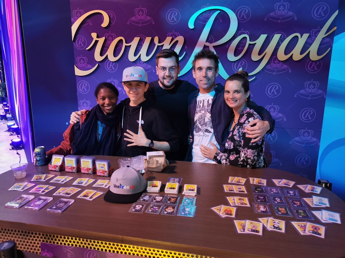 🚨Alerte Huslters
La VeeFrench Family a réussi à vendre toutes ses cartes <a href="/veefriends/">VeeFriends</a> hier soir à la <a href="/veecon/">VeeCon</a> card night!