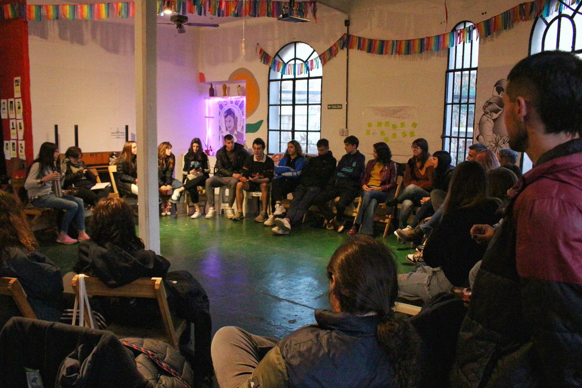 Lacomuna4's tweet photo. PaulaPenacca: Cuando la juventud se pone en marcha, el cambio es inevitable. 

La juventud se organiza y entiende la responsabilidad histórica de profundizar la organización convocando a la participación y a ser protagonistas. Siempre con la conducción d… https://t.co/frFSXCU86m