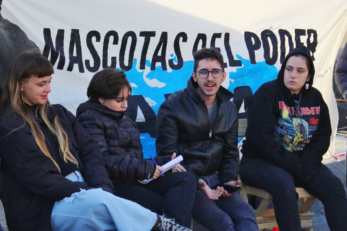 Lacomuna4's tweet photo. PaulaPenacca: Nos enseñan y nos dan el ejemplo. Son lo mejor que tenemos, que nadie los quiera convencer de lo contrario. 

Ayer acompañamos el plenario de la Comuna 15. Felicitaciones, compañeros y compañeras, por la enorme tarea que llevan adelante. 

… https://t.co/jKbBhkDiUc
