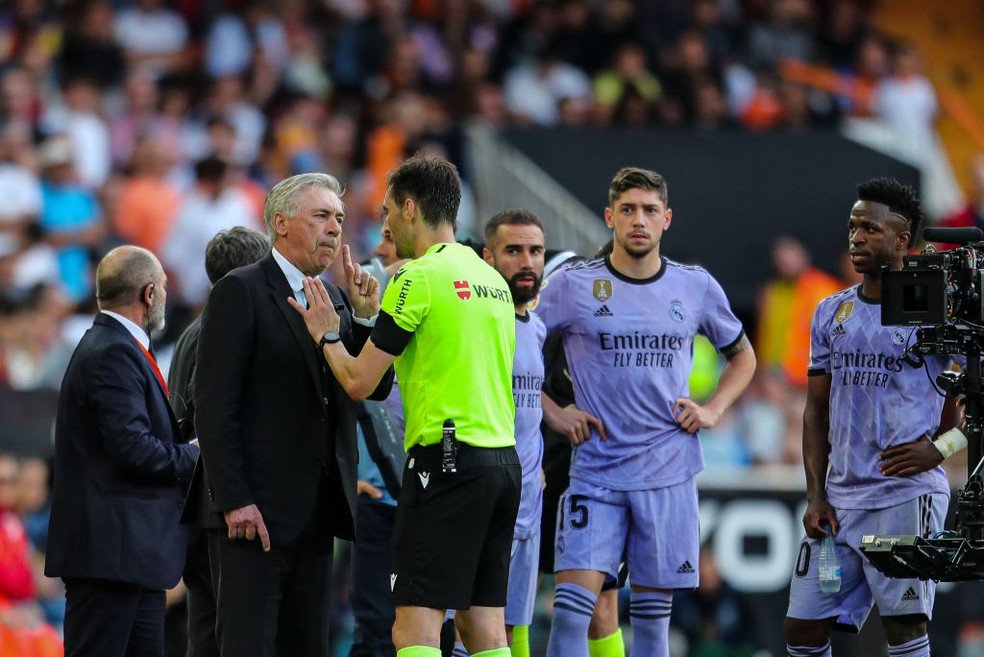 mundodabola's tweet photo. Carlo Ancelotti:

“Não quero falar de futebol. Vocês querem falar de futebol? Foi mais que uma derrota. Não parece? Eu sou muito calmo, mas aconteceu algo que não pode acontecer. Um estádio gritando "macaco" a um jogador, e um treinador pensar em ter que tirá-lo por isso. Algo está muito errado nesta liga. Nada acontece. Houve neste ano uma dezena de denúncias pelos insultos ao Vinicius. E daí? O que aconteceu? Nada de nada. Ninguém faz nada.”

📸 Getty Images