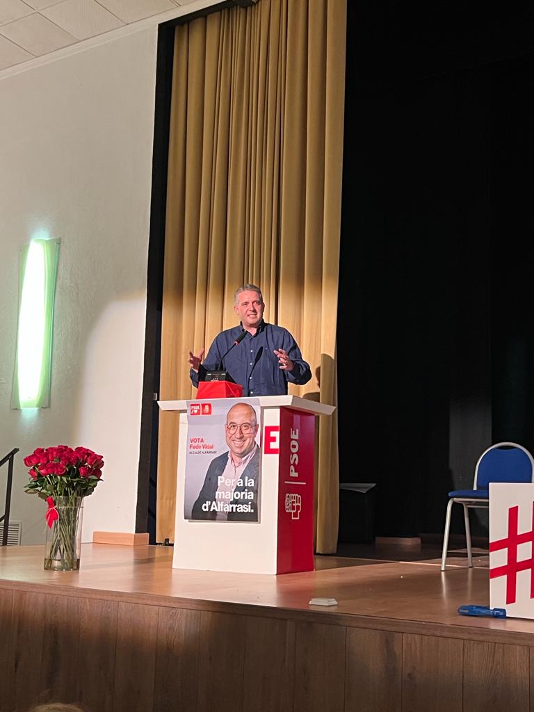 JaimePeris's tweet photo. #Alfarrasí vesprada de diumenge a la Casa de la Cultura en la Presentació de la candidatura Socialista d'Alfarrasí per a les eleccions del proper diumenge 28 de maig. Junt a la companya Jeanette Segarra. Per un gran alcalde i millor persona #FedeVidal i el seu equip. #FedeAlcalde https://t.co/y7Ekl59695