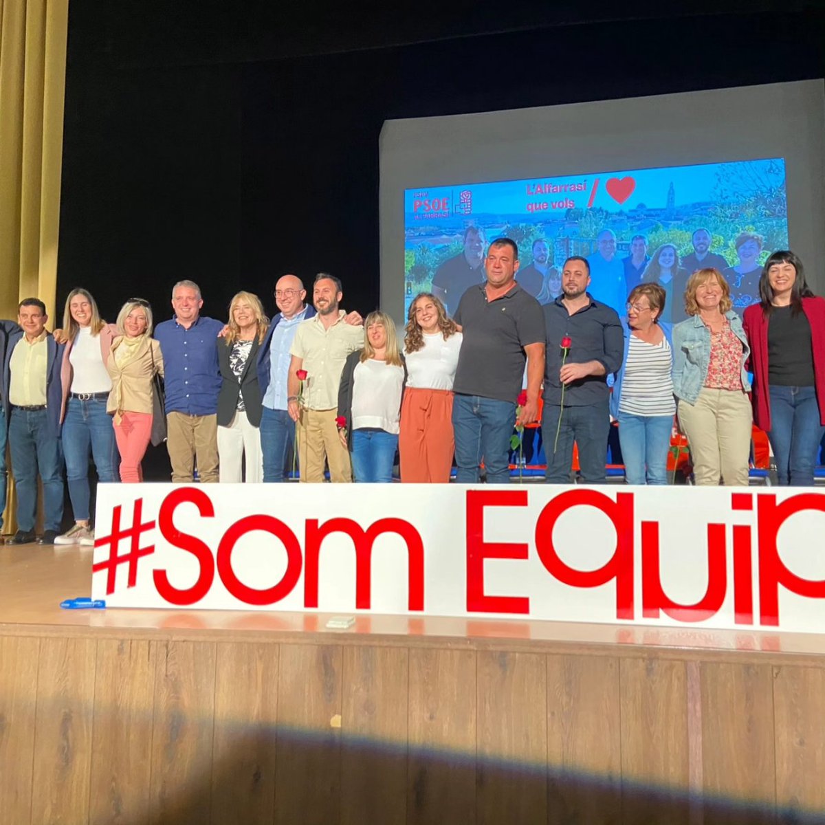 JaimePeris's tweet photo. #Alfarrasí vesprada de diumenge a la Casa de la Cultura en la Presentació de la candidatura Socialista d'Alfarrasí per a les eleccions del proper diumenge 28 de maig. Junt a la companya Jeanette Segarra. Per un gran alcalde i millor persona #FedeVidal i el seu equip. #FedeAlcalde https://t.co/y7Ekl59695