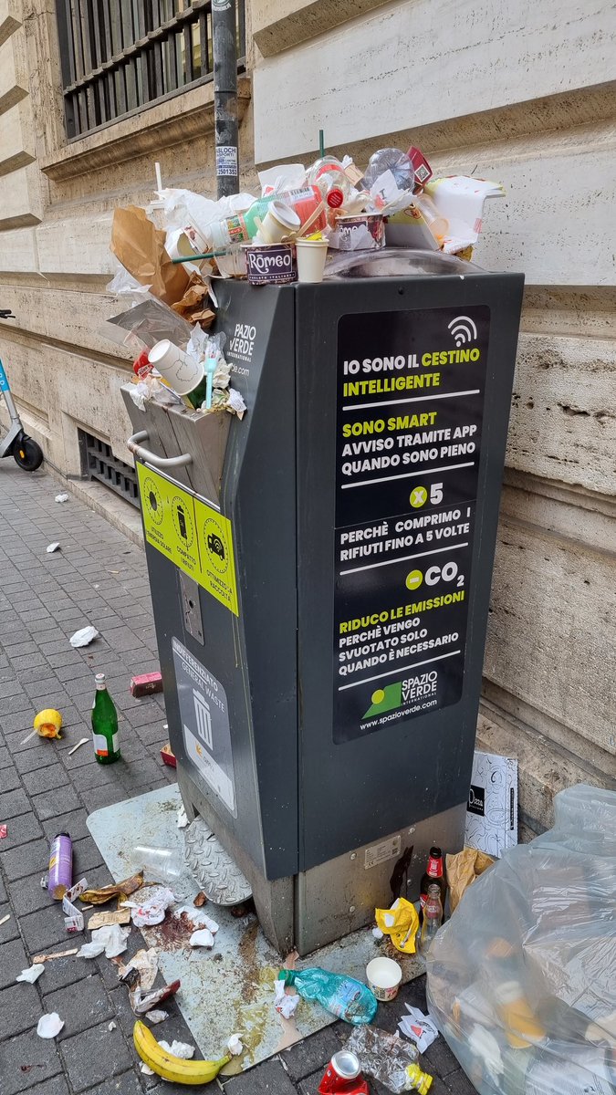 mrpbee59's tweet photo. @Roma Via delle Muratte, il cestino intelligente ( mi ricorda la gallina di Cochi e Renato). Questa è la pulizia di Roma... https://t.co/1f00XUCWAI