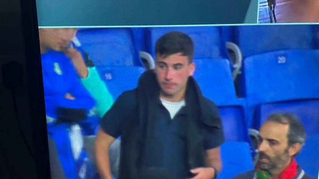 Lavozgalactica's tweet photo. El cámara grabando al racista /// El cámara grabando a un tío del Espanyol que tiro una cámara. https://t.co/bluxIZ5TVq