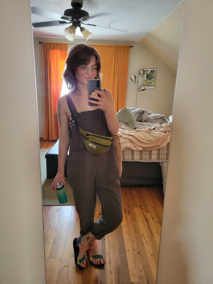 cryptid94's tweet photo. Survived eastern market flower day ✅
Talked shit and made plans with a girly friend ✅
Edibles in my purse ✅
Slathered in sunscreen ✅
Abt to walk the dogs to play some viddy games with our friend ✅ 
perfect Sunday ✅ https://t.co/8hxxtXtaod