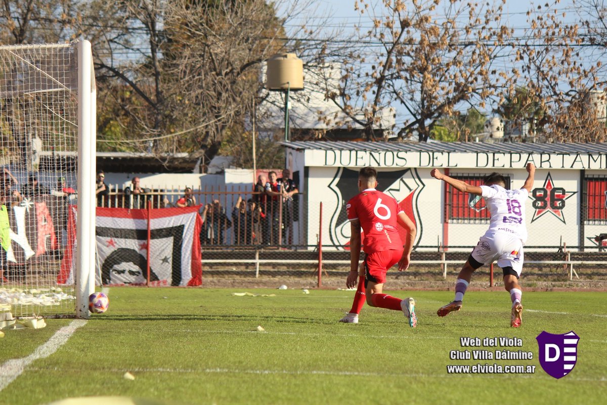 webdelviola's tweet photo. Tras el pase de Francisco Molina, Valentín Gargiulo anota el gol del empate de Villa Dálmine ante Deportivo Maipú en Mendoza. https://t.co/cZ7k5yWcES
