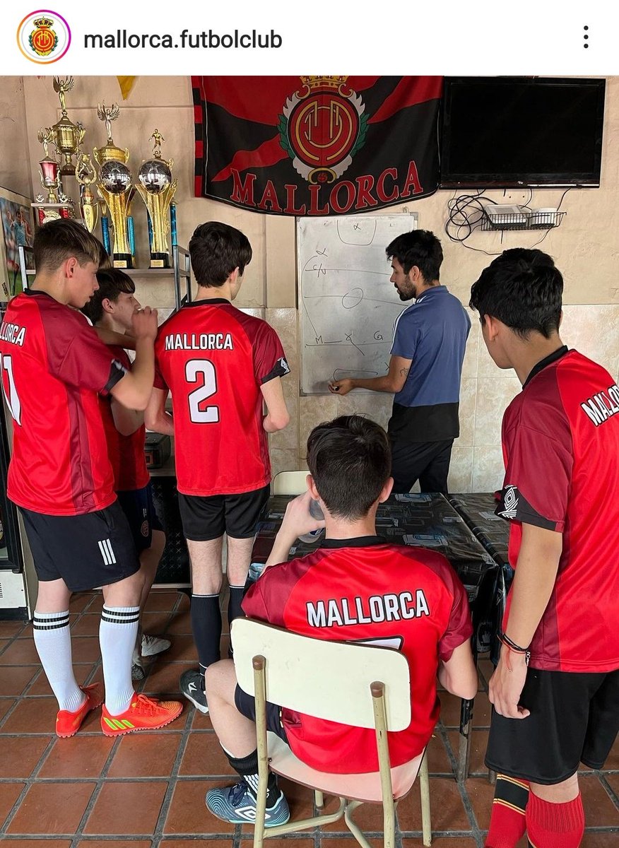 ¿Cómo os quedáis si os cuento en que en Argentia, concretamente en Lanús, hay un equipo de futbol sala de barrio llamado Mallorca Fútbol Club que rinde tributo a nuestro equipo?