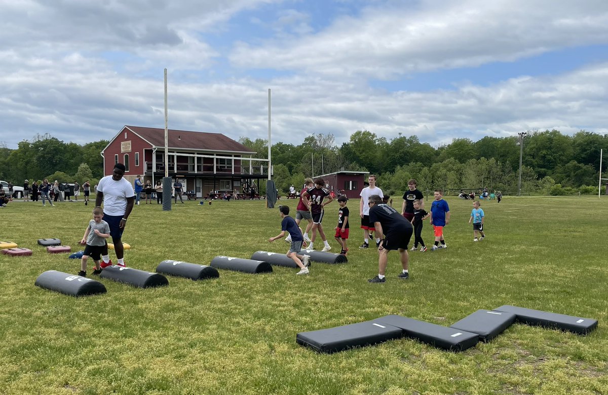 AdmiralFootball's tweet photo. What a great day for Admiral Football and Cheer. Tremendous turnout for the free @MHV_Admirals youth clinic, led by players and coaches from @AdmiralFootball and @Arlington_Cheer  AHS athletes and coaches did an amazing job, and youth athletes brought the energy and focus. ⚓️🏈📣 https://t.co/NcBOIXvi7g