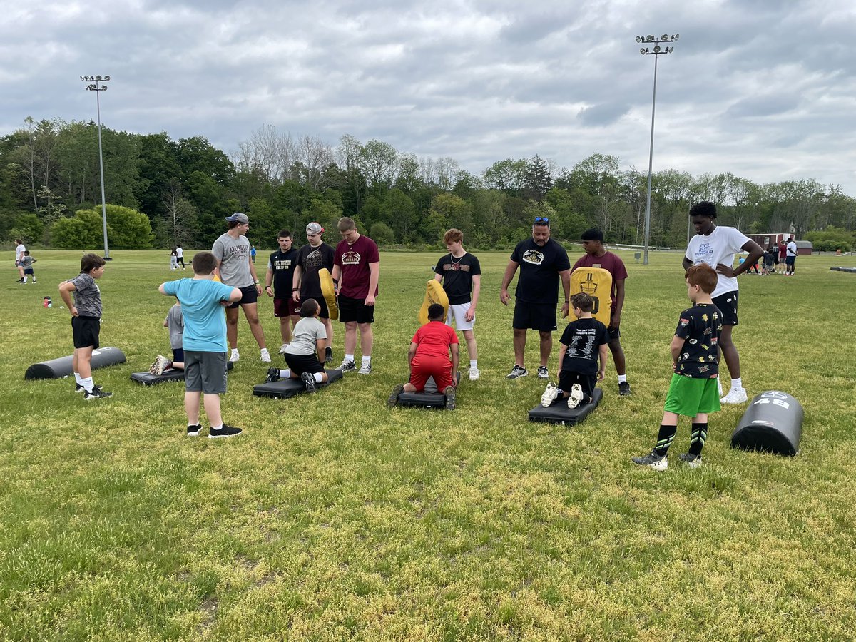 AdmiralFootball's tweet photo. What a great day for Admiral Football and Cheer. Tremendous turnout for the free @MHV_Admirals youth clinic, led by players and coaches from @AdmiralFootball and @Arlington_Cheer  AHS athletes and coaches did an amazing job, and youth athletes brought the energy and focus. ⚓️🏈📣 https://t.co/NcBOIXvi7g
