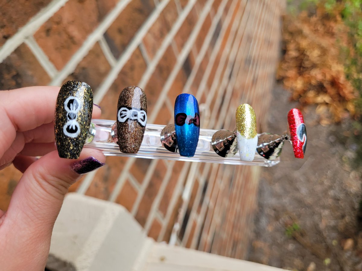 misslaser230's tweet photo. In honor of the #FNAFMovie I did some nail art of the 5 main animatronics on my stream (Left to Right: GoldenFreddy, Freddy, Bonnie, Chica, Foxy) @blumhouse @jason_blum @SteelWoolStudio #FNAF #nailart #nailpolishaddict #holotaco #fnaffanart https://t.co/ODBfNppcar