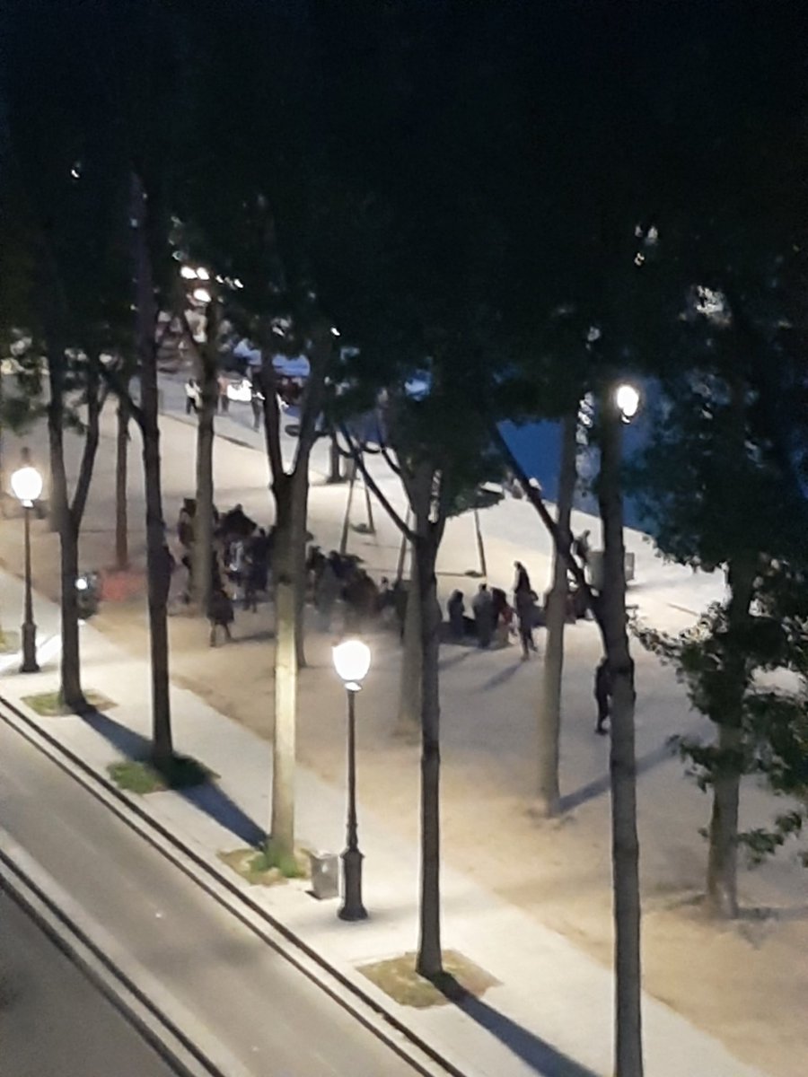 A gauche : crackmarket dégagé par 👮‍♂️ à 21h30
A droite : crackmarket réinvesti par les dealers/toxs à 22h

<a href="/prefpolice/">Préfecture de Police</a> ça ne sert à rien, ils reviennent aussitôt. Restez la nuit ici 🙏
La seule fois où je vous ai vus plus d'1h ici, c'était pour la visite de <a href="/NunezLaurent/">Laurent Nuñez</a> Et nous ?