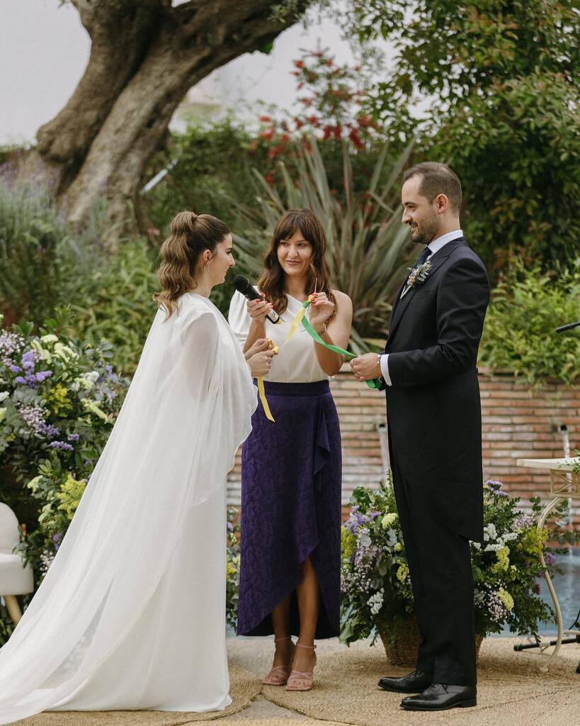 Para este ritual, en el ensayo les pedí que eligieran su color favorito. El de Helena estaba claro: amarillo. Carlos dijo: “yo el marrón”. 🙄

Las dos nos quedamos en plan “¿marrón?” (Sí, lo decía en serio). Elegimos otro color por él 😜🤣

#NoviosMerak… instagr.am/p/CshHgIJN2kB/
