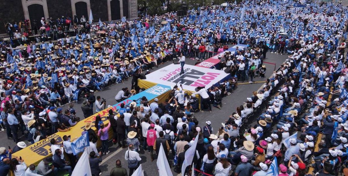 pan_edomex's tweet photo. Con fuerza y pasión la #OlaAzul se desbordó en #Toluca para brindar todo su apoyo a nuestra próxima Gobernadora del Estado de México, @alejandradmv. https://t.co/vyxiq869sN