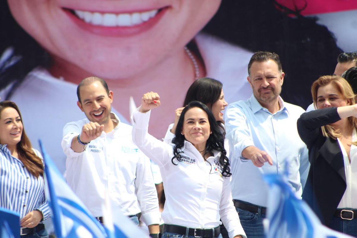 pan_edomex's tweet photo. Con fuerza y pasión la #OlaAzul se desbordó en #Toluca para brindar todo su apoyo a nuestra próxima Gobernadora del Estado de México, @alejandradmv. https://t.co/vyxiq869sN