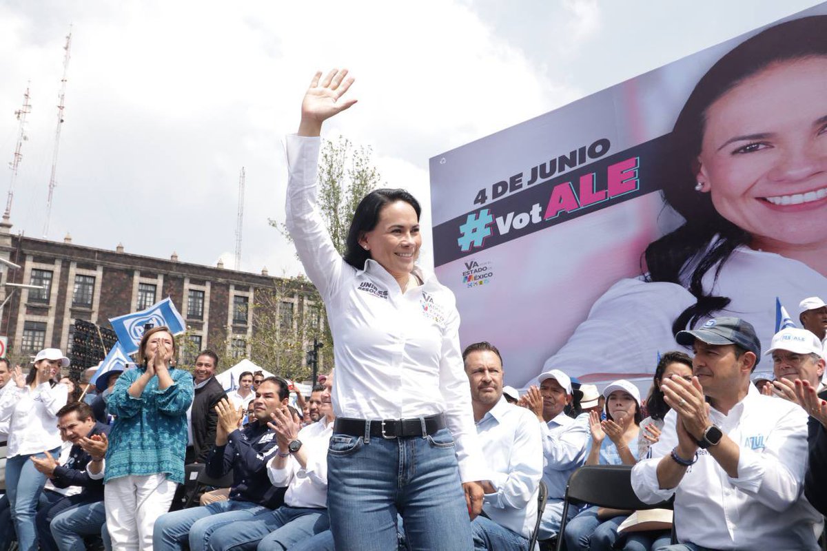 pan_edomex's tweet photo. Con fuerza y pasión la #OlaAzul se desbordó en #Toluca para brindar todo su apoyo a nuestra próxima Gobernadora del Estado de México, @alejandradmv. https://t.co/vyxiq869sN