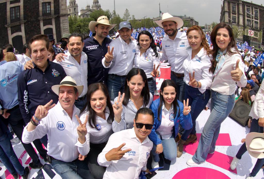 pan_edomex's tweet photo. Con fuerza y pasión la #OlaAzul se desbordó en #Toluca para brindar todo su apoyo a nuestra próxima Gobernadora del Estado de México, @alejandradmv. https://t.co/vyxiq869sN