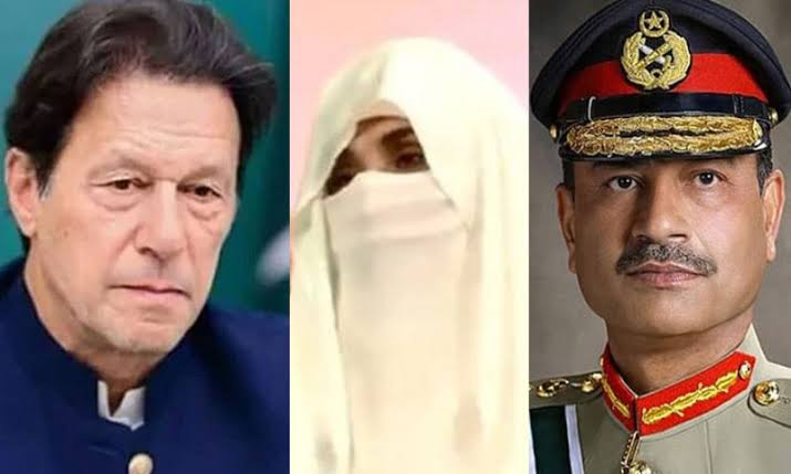 SyedKamran_'s tweet photo. بشریٰ بی بی کا خط
آرمی چیف کے نام.!

محترم جناب آرمی چیف حافظ سید عاصم منیر صاحب
امید ہے بخیریت سے ہوں گے
شاہ صاحب، آپ کو اللہ نے بڑا عہدہ دیا ہے، ترقی سے نوازا ہے
لیکن میرے لیے آپ اس لیے قابل عزت ہیں کہ آپ سید بھی ہیں اور کلام الٰہی کے حافظ بھی، باقی یہ عہدے دنیا میں ہی رہ جانے ہیں.

شاہ صاحب!میں بڑی دکھی ہوکر   آپ کو مخاطب کر رہی ہوں کہ جب سے خان ص��حب کی حکومت گئی ہے میں بڑی پریشان ہوں،  بالخصوص اپنی عبادات کو لیکر، خان صاحب ہر وقت پریشانی کے عالم میں چیختے،چلاتے اور اوٹ پٹانگ حرکتیں کرتے رہتے ہیں جس کی وجہ سے میری عبادت اور وظائف میں خلل آتا ہے، میرے مؤکلات مجھ پر حاوی ہورہے ہیں، کیونکہ وظائف کے دوران خان صاحب کی چیخوں سے ��ر کر میں حصار سے باہر نکل آتی ہوں اور مؤکلات رات کو مجھے سونے نہیں دیتے جس کی وجہ سے میں عارضہ چشم میں مبتلاء ہوں،کورٹ میں حاضری کے دوران یقیناً آپ نے میری سحرانگیز چشم ملاحظہ کیے ہوں گے.

حافظ صاحب! ایک بار تو بعد از تہجد میں وظیفہ کر رہی تھی تو مجھے موٹر سائیکل اسٹارٹ ہونے کی آواز آئی میں پریشان ہوگئی کہ اس وقت یہ آواز ، میں وظیفہ جلد ختم کرنے کے بعد باہر گئی تو دیکھا خان صاحب لان میں بھاگتے ہوے مسلسل منہ سے موٹر سائیکل کی آوازیں نکال رہے ہیں، میں یہ منظر دیکھ کر ششدر اور آبدیدہ ہوگئی، آبدیدہ اس بات پر کہ امت مسلمہ کے لیڈر کی کیا حالت ہوگئی ہے اور حیران اس بات پر کہ موٹر سائیکل اسٹارٹ ہونے کی اتنی اچھی آواز کوئی منہ سے کیسے نکال سکتا ہے. 

میں نے خان صاحب سے پوچھا یہ کیا کر رہے ہیں تو کہنے لگے" آرمی چیف سے ملنے جا رہا ہوں".

حافظ صاحب پلیز ایک بار خان صاحب سے ملاقات کریں ورنہ اگلی بار خان صاحب منہ سے جنریٹر کی آوازیں نکال کر ہمیں بے ہوش کردیں گے.

پاک فوج زندہ آباد
حافظ صاحب زندہ آباد 
 شاہ صاحب زندہ آباد