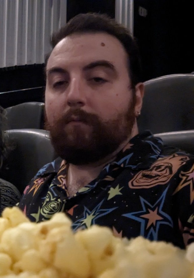 ImGooby's tweet photo. llegaste 15 minutos antes de que empieze la tanda y tienes pensando como carajo haces pa que te dure el popcorn https://t.co/HRLBvkE4D9