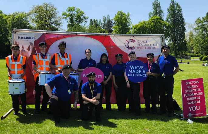 CadetsWMP's tweet image. Well done #1BE &amp;amp; #1DC Cadets &amp;amp; amazing #Volunteers , out today supporting @raceforlife cruk.ink/41vgnYz event in #CannonHillPark , ready to #support &amp;amp; Make some noise for all participants when they crossed the finish line! 👏👏🥁👮‍♀️👮‍♂️🥁👏👏