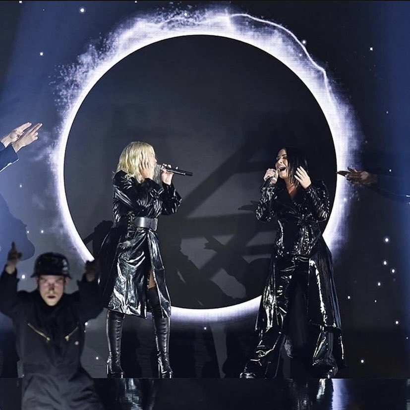 DemisNostalgia's tweet image. Demi 5 years ago via Instagram. 

‘Thank you for everything @xtina. Listen to #FALLINLINE (link in bio) #xtinademi_BBMAS’