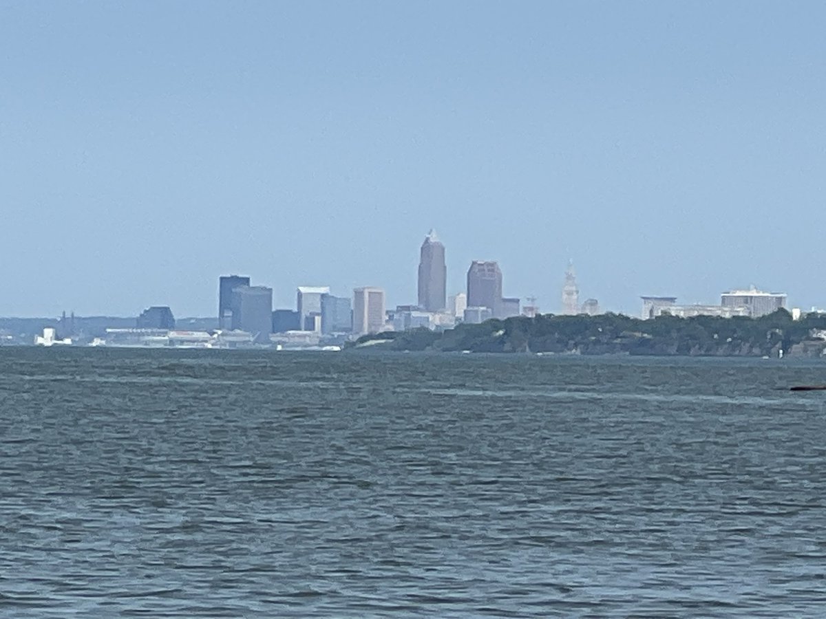 MikeParry86's tweet photo. Beautiful May afternoon from the north coast at Huntington Beach @SamRobertsWX @JeffTanchak19 @JasonNweather @KellyDWeather @BetsyKling @MarkJWeather @WintzWeather @NWSCLE @neoweather_us https://t.co/Cz6PBkuTJy