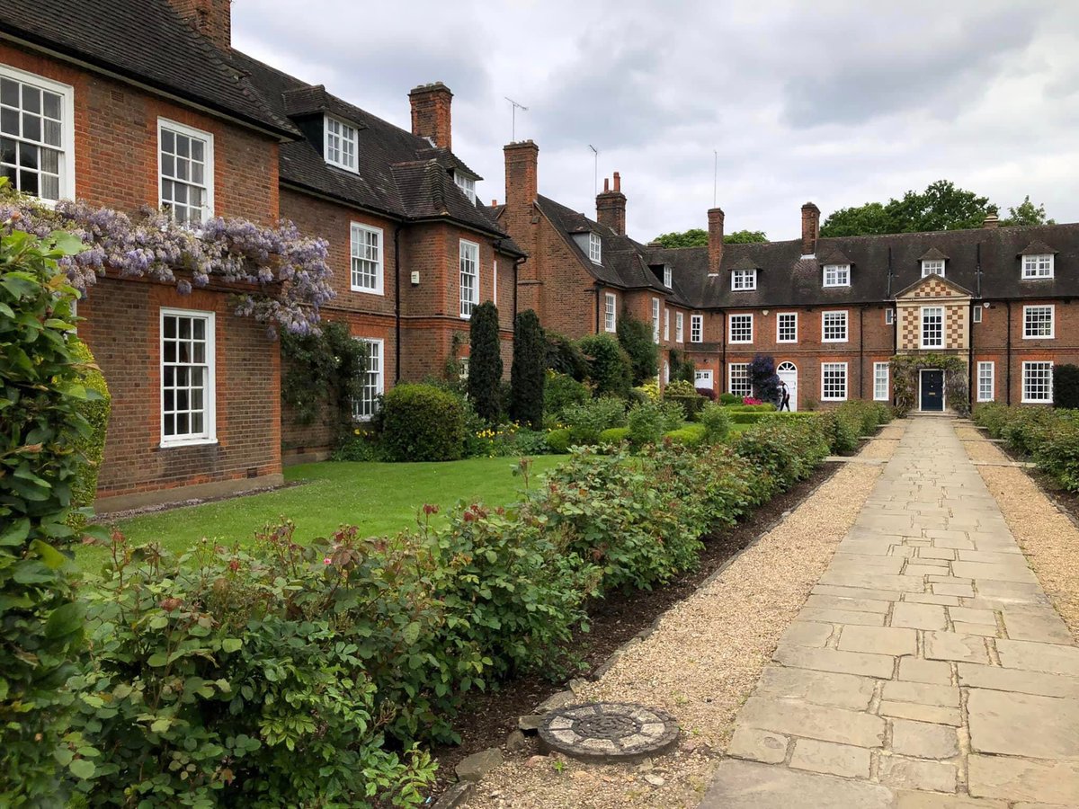 We’ve had a wonderful day doing a walking tour of Hampstead Garden Suburb, learning about the history behind it, and looking at the beautiful arts & craft style properties. They’re white now but the original render was brown, as in the 1st photo #HampsteadGardenSuburb