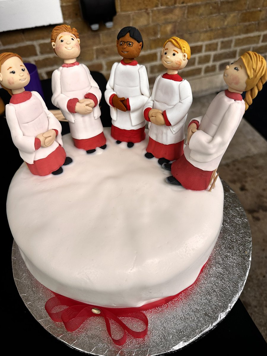 goldsmithwdj's tweet image. Some traditions never tire…. The annual chorister surplicing race and cake cuttting, marking the end to the celebrations @stgwindsor @stgboarding