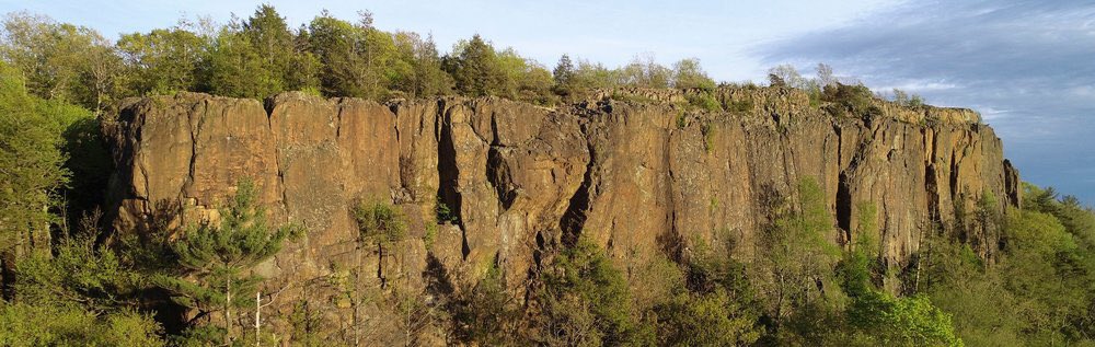 SouthingtonFD's tweet photo. Early this afternoon, fire crews rescued an injured hiker who fell from a cliff at Ragged Mountain. Patient was carried out of the the woods by FD members, and transported to Hartford hospital by Lifestar 3. https://t.co/IvCzLdaoKY