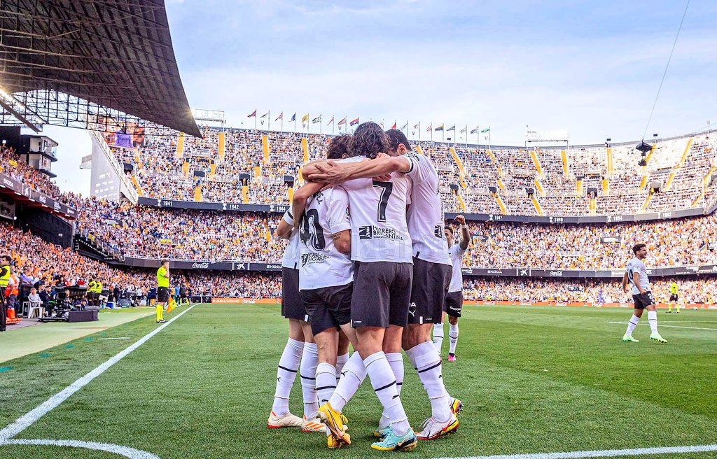 Nada debe empañar ni distraernos de nuestra felicidad y la importancia de la merecida victoria. Disfrutemos y centrémonos en conseguir el objetivo. GRACIAS, afición. ¡Somos un club centenario y señorial! AMUNT!!! 🦇