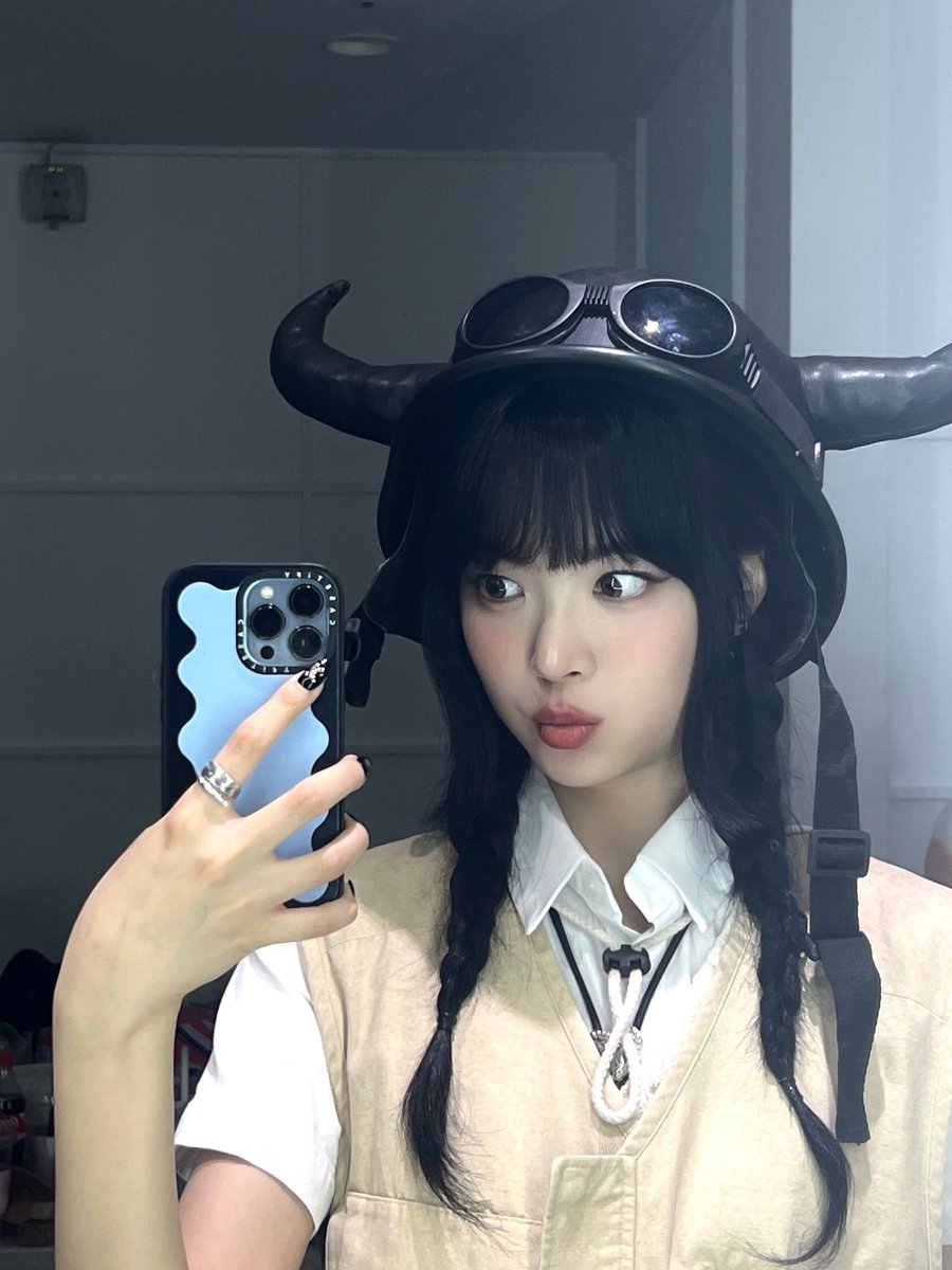 hongeuchae's tweet photo. Tried the horn hat and turns out it fits me perfectly. Well, be careful around me or will get hurt. 😈 https://t.co/PeSbk4Cqjs