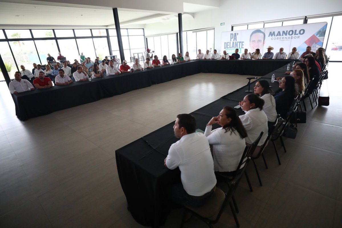 manolojim's tweet photo. Gracias a los integrantes de la Fundación Colosio por su trabajo durante estos meses. Con sus recorridos por todo el estado enriquecimos nuestra propuesta de trabajo, cuya piedra angular es el sentir y pensar de la gente. (1/2) https://t.co/nZKSVsjCIT