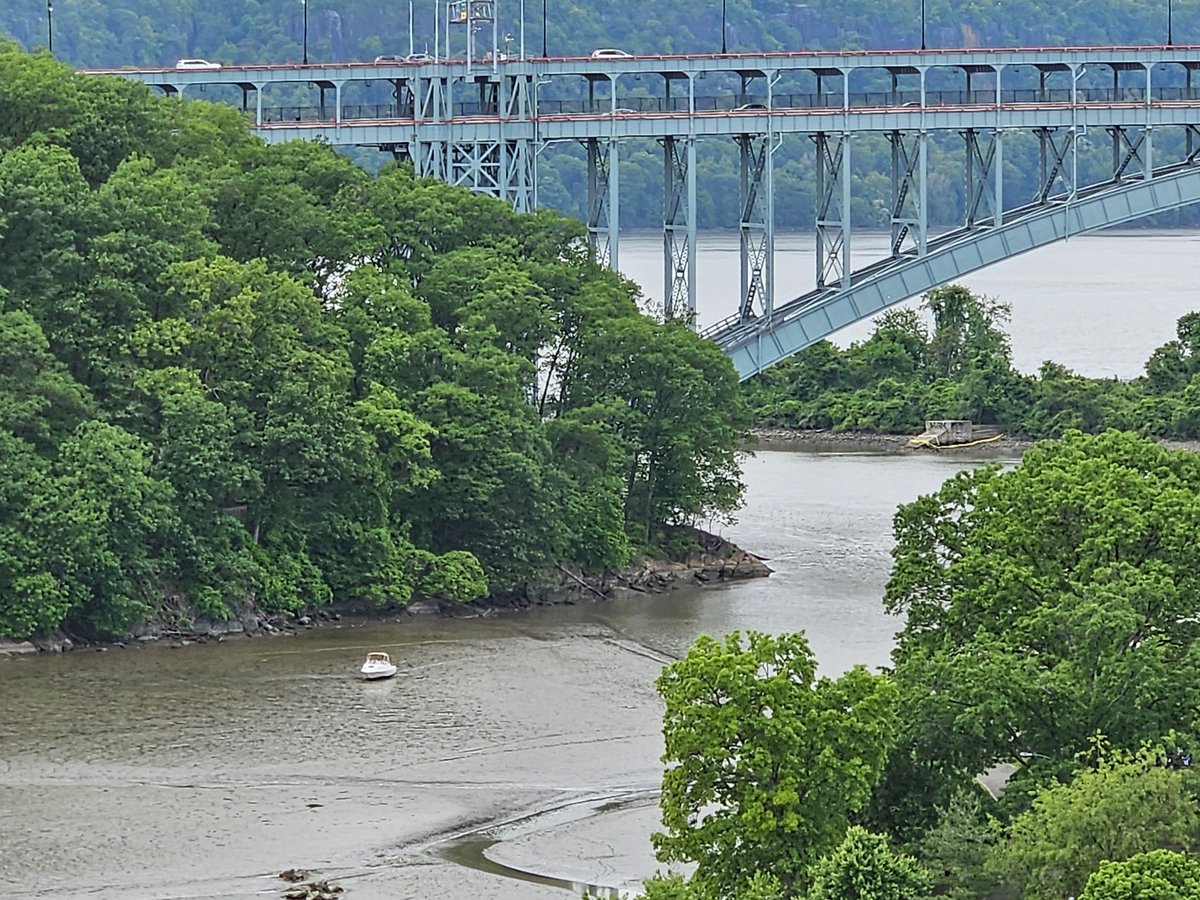 thatdanawax's tweet photo. There's been a boat stuck in the inwood salt marsh for hours, signaling the start of summer along the Hudson. Hang in there folks, only 6 more hours till high tide. https://t.co/7DNnVoVyEV