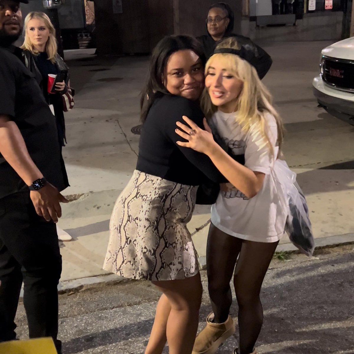 SCANews_'s tweet photo. 📸| @SabrinaAnnLynn with a fan after her show in Atlanta, GA.
— Via ____shauna____ on Instagram
#EmailsICantSendTour #EICSTourAtlanta #EICSAtlanta https://t.co/xGQExoMuKr