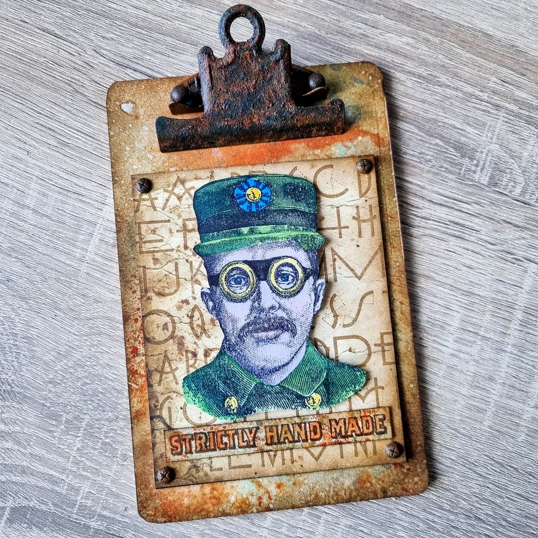 🎩 NEW #timholtzstamps The Inspector on a clipboard base and used #distressinks + sprays to create the background

✂️ #handmade by @mycreativelife.leontine78

#crafts #DIY #mixedmedia #onlineshopping #stampersanonymous #timholtz