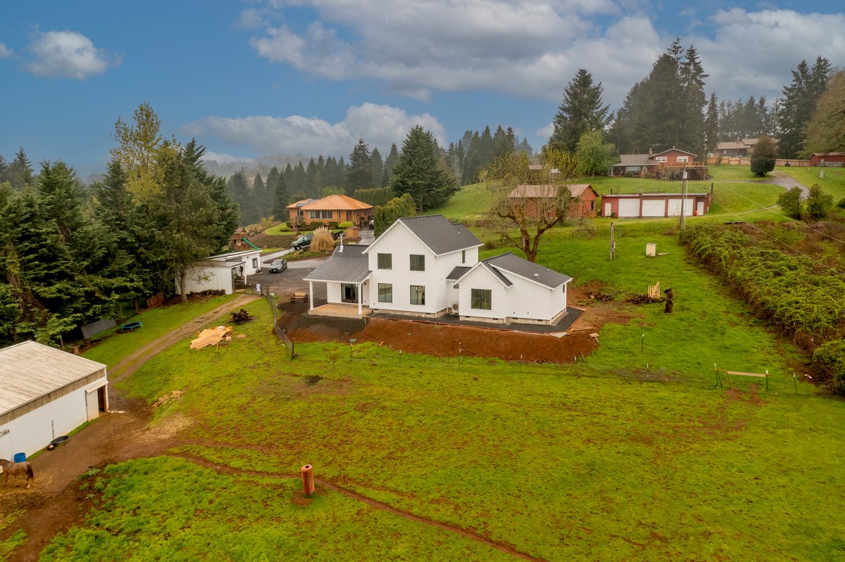 Modern farmhouse + farmland = a match made in heaven! Need to get creative with the buildable space on your land? We've got a solution for that! Detached garages can save space and maximize efficiency. 

#lexarhomes #customhomebuilder #farmhouse #modern #garage #farm #customhome