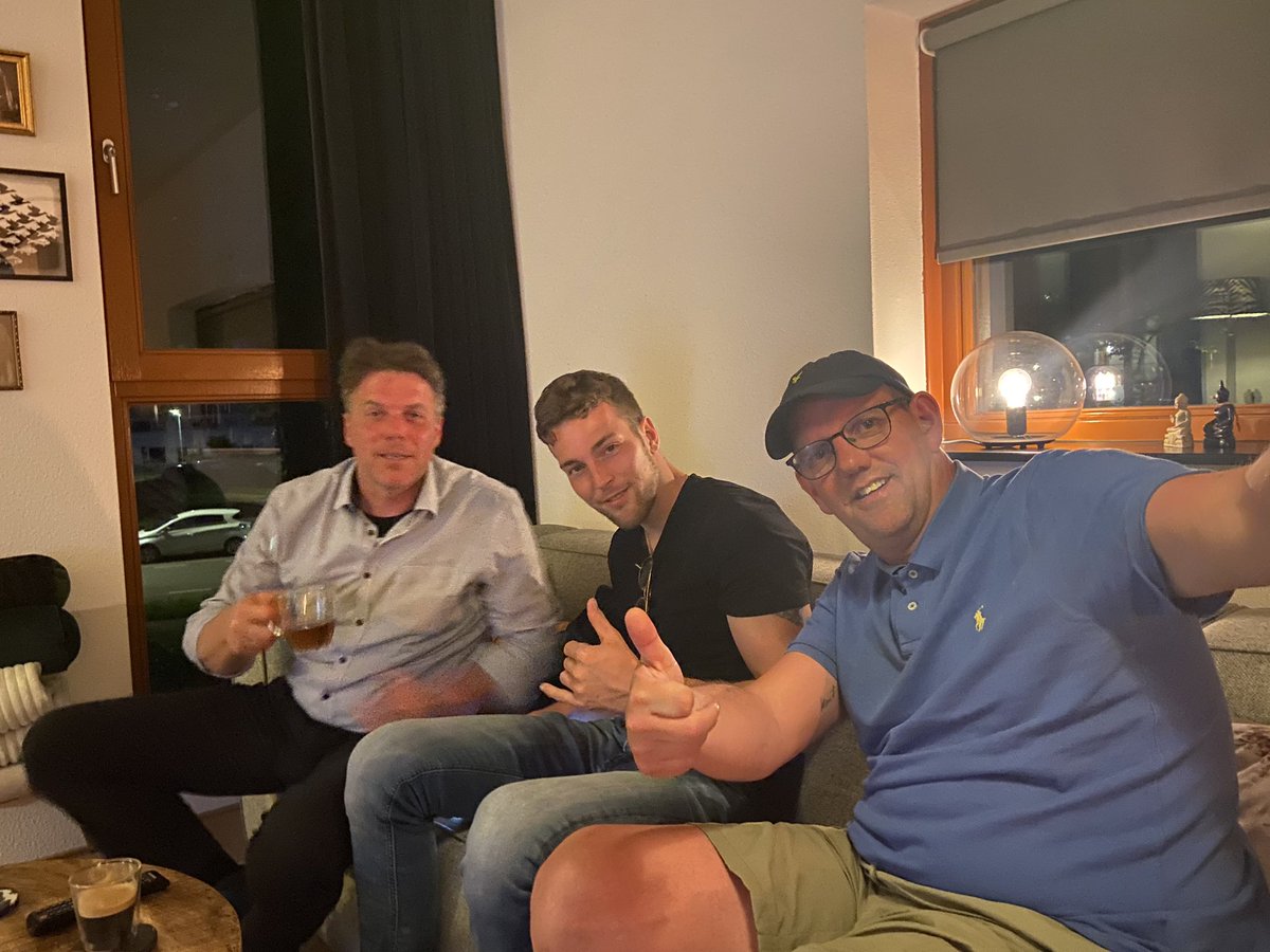 marcelvanaken's tweet photo. Weer een hoogtepunt als afsluiting van een topweekend ! Op een of andere manier is Lars bij ons op de bank beland met zijn zoon ! #emmfey https://t.co/XV9uEM3yJP