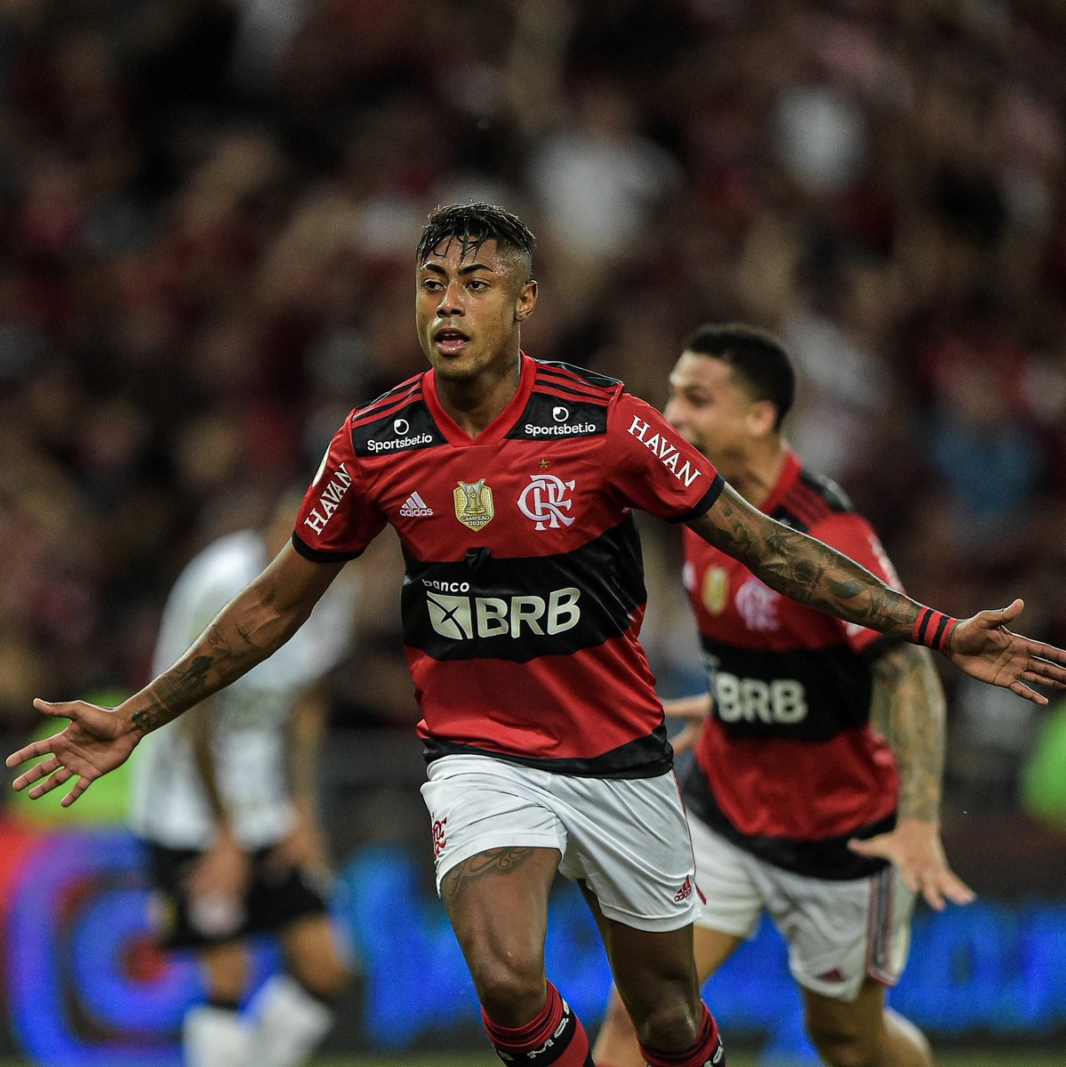 futtmais's tweet photo. 2021: Bruno Henrique sente dores no joelho, mas segue em campo e marca o gol da vitória do Flamengo contra o Corinthians, no Maracanã, nos acréscimos do segundo tempo.

2023: Léo Pereira sente a coxa, mas segue em campo e marca o gol da vitória do Flamengo contra o Corinthians, no Maracanã, nos acréscimos do segundo tempo.