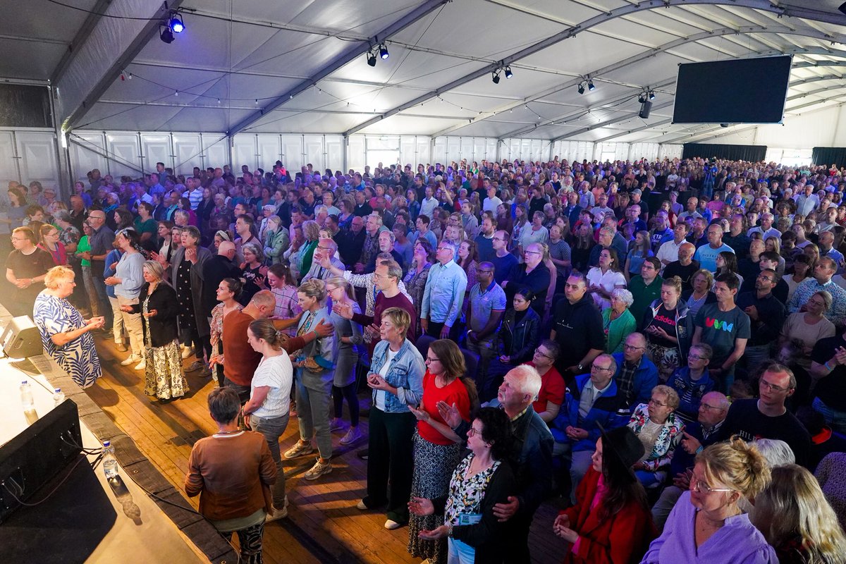 Jullie kwamen weer massaal naar het Strandheem Festival vanmorgen! Gor Khatchikyan zette ons in rep en roer! Een koor van 3000 mensen met ELINE & Reyer 🎶 Wat een zegen! 🙏🏻 Dankbaar voor dit geweldige weekend! 📸 Jannes Boonstra | Bert Gort #strandheemfestival #SHF2023