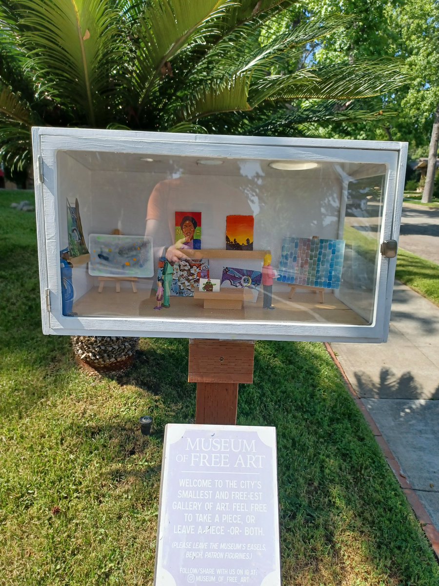 Tired: Little community library boxes where you can take a book or leave a book.

Wired: Little community art gallery boxes where you can take or leave a lil piece of artwork.

#SouthPasadena